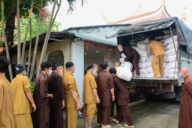 Continuing to support people in need in the Covid-19 pandemic of Hoang Phap Pagoda (series 4)